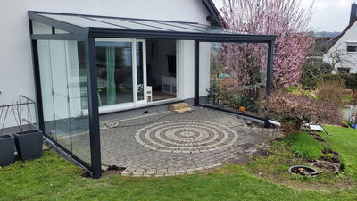 Terrassenüberdachung mit Garten mit Schiebetüren seitlich