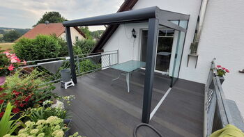 Terrassenüberdachung links uns rechts geschlossen montiert auf einem Balkon