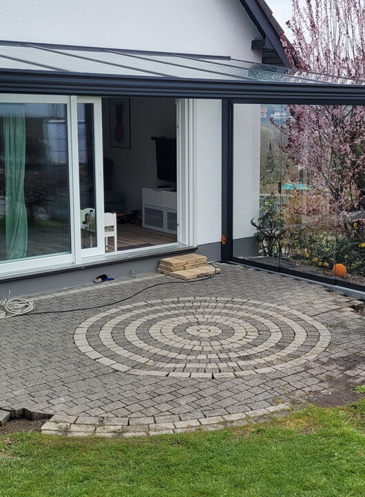 Terrassenüberdachung mit Garten mit Schiebetüren seitlich